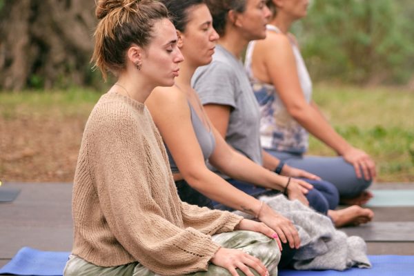 Mujeres haciendo yoga en un entorno natural